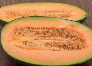 广西姑娘吃哈密瓜视频,甜蜜滋味尽收眼底